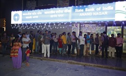 Người dân Ấn Độ bồn chồn xếp hàng đổi tiền trong đêm